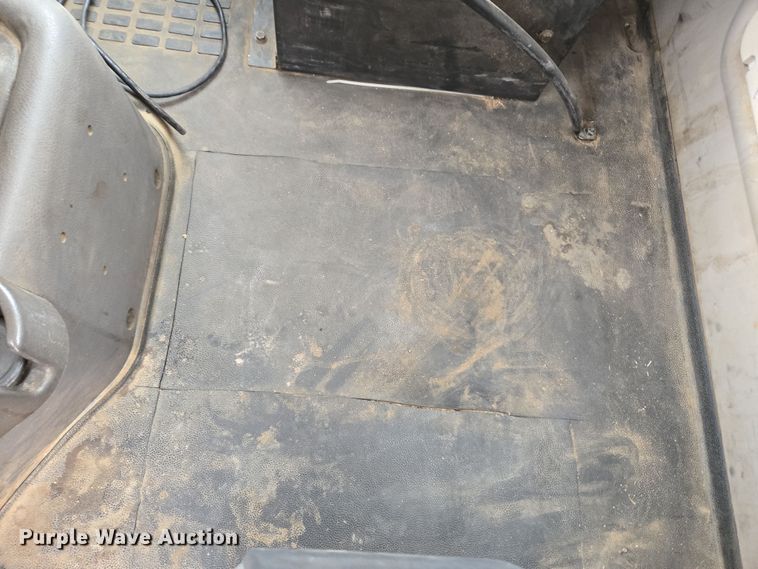 image for item DT7056 2014 Volvo VNM semi truck