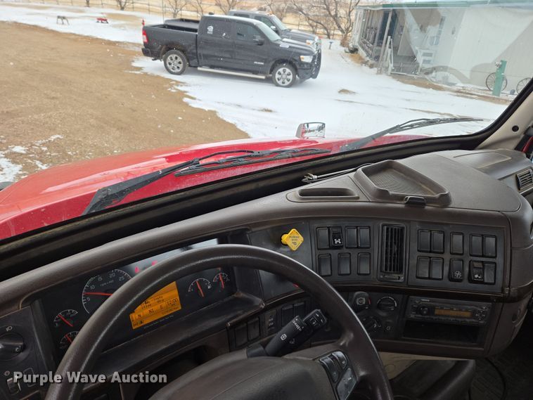 image for item DT7056 2014 Volvo VNM semi truck