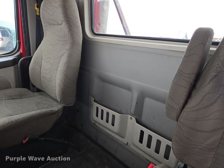 image for item DT7056 2014 Volvo VNM semi truck