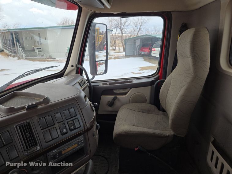 image for item DT7056 2014 Volvo VNM semi truck