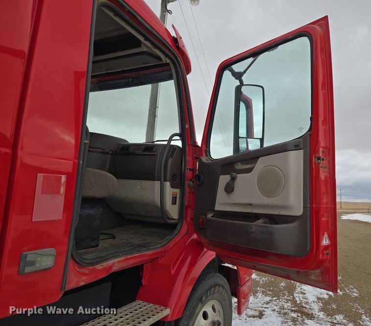 image for item DT7056 2014 Volvo VNM semi truck