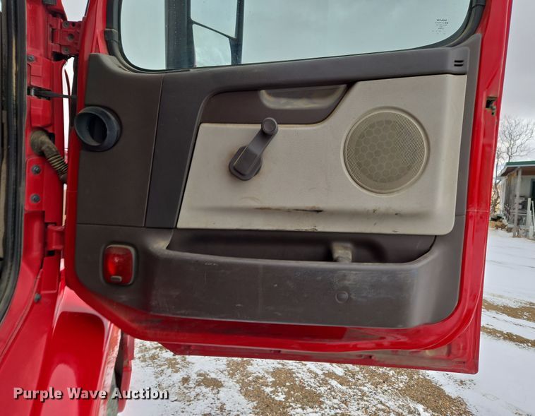 image for item DT7056 2014 Volvo VNM semi truck