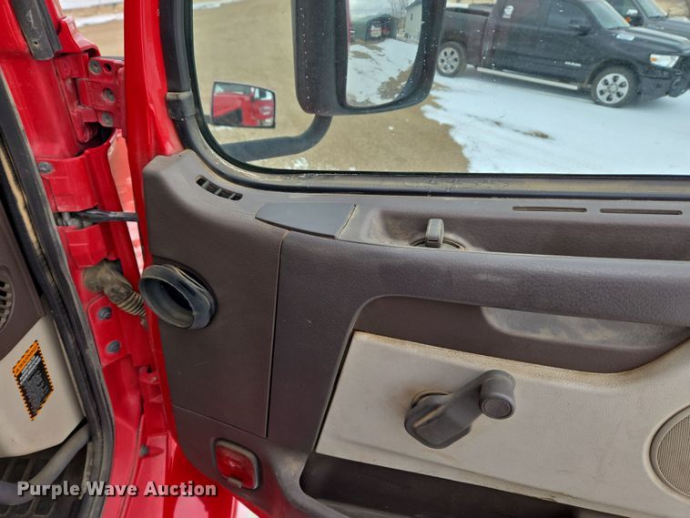 image for item DT7056 2014 Volvo VNM semi truck