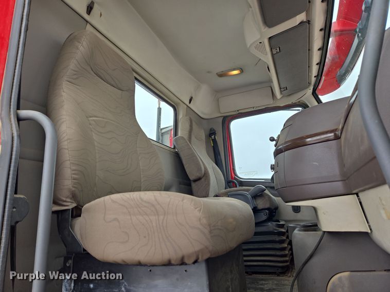 image for item DT7056 2014 Volvo VNM semi truck