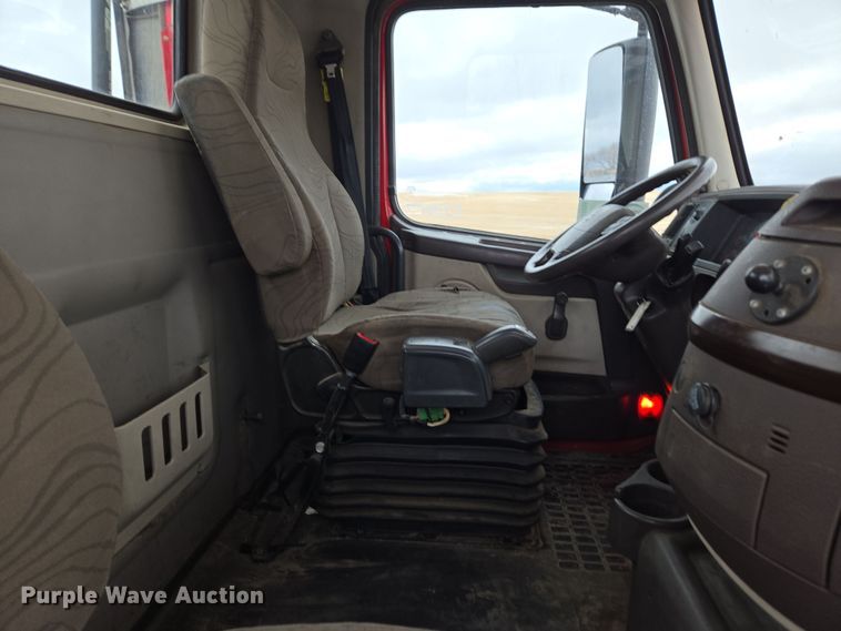 image for item DT7056 2014 Volvo VNM semi truck