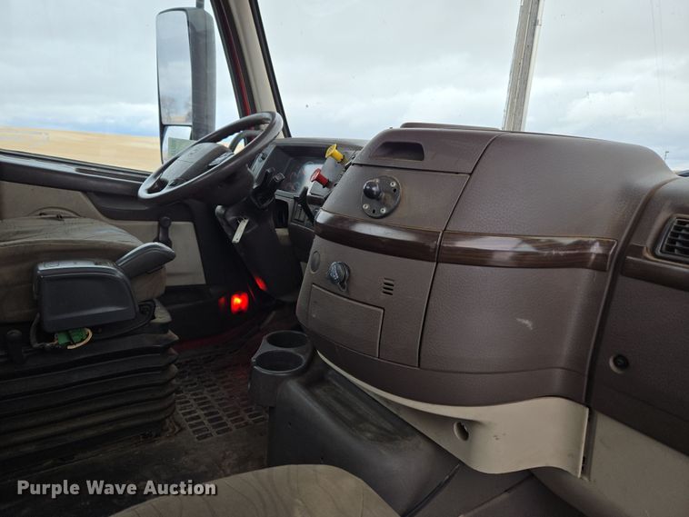 image for item DT7056 2014 Volvo VNM semi truck