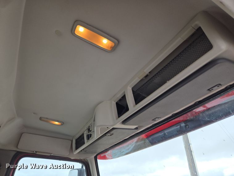 image for item DT7056 2014 Volvo VNM semi truck