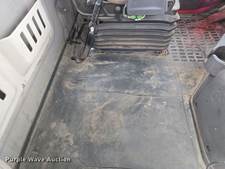 image for item DT7056 2014 Volvo VNM semi truck