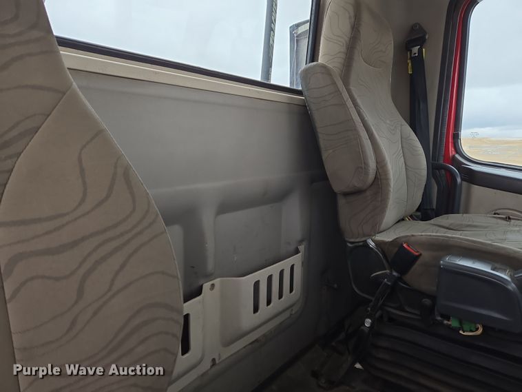 image for item DT7056 2014 Volvo VNM semi truck