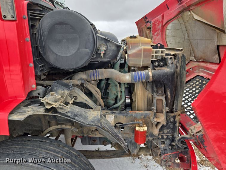 image for item DT7056 2014 Volvo VNM semi truck