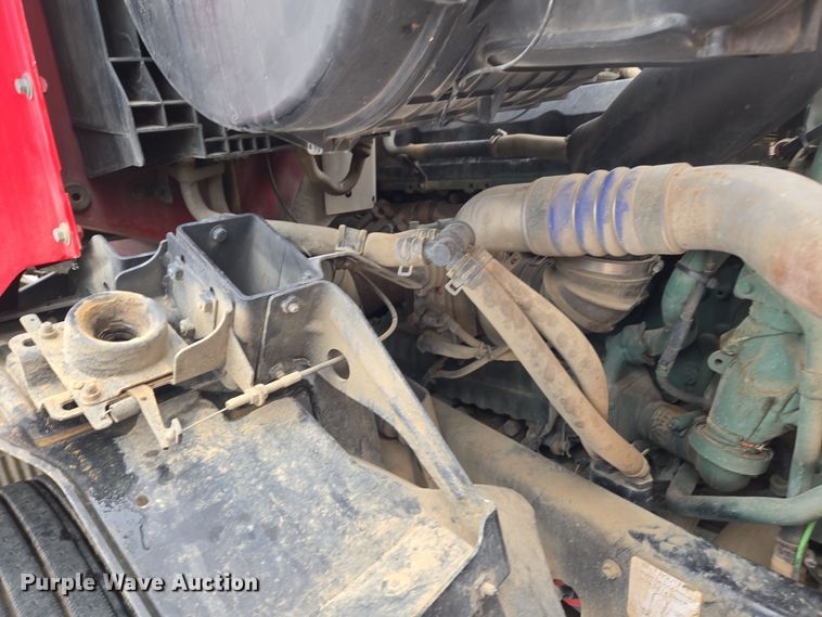 image for item DT7056 2014 Volvo VNM semi truck