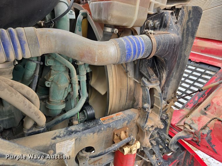 image for item DT7056 2014 Volvo VNM semi truck