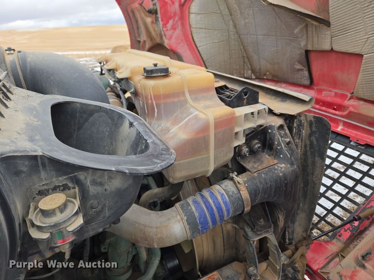 image for item DT7056 2014 Volvo VNM semi truck