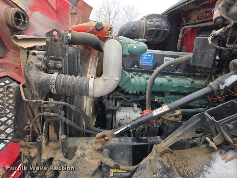 image for item DT7056 2014 Volvo VNM semi truck