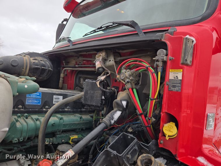 image for item DT7056 2014 Volvo VNM semi truck