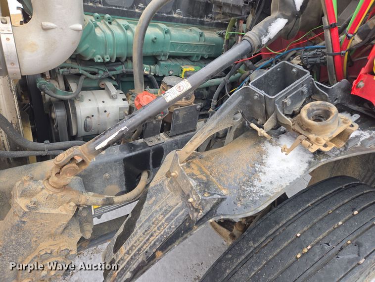 image for item DT7056 2014 Volvo VNM semi truck