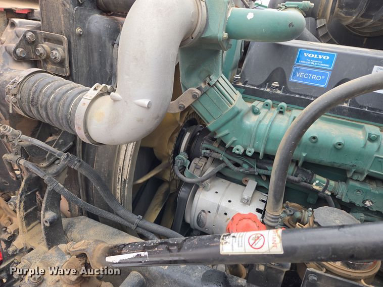 image for item DT7056 2014 Volvo VNM semi truck