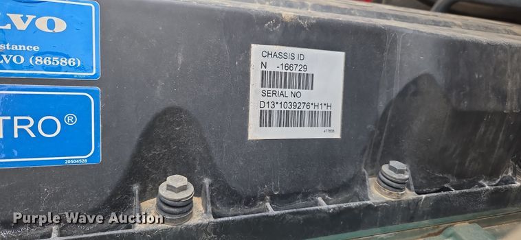 image for item DT7056 2014 Volvo VNM semi truck