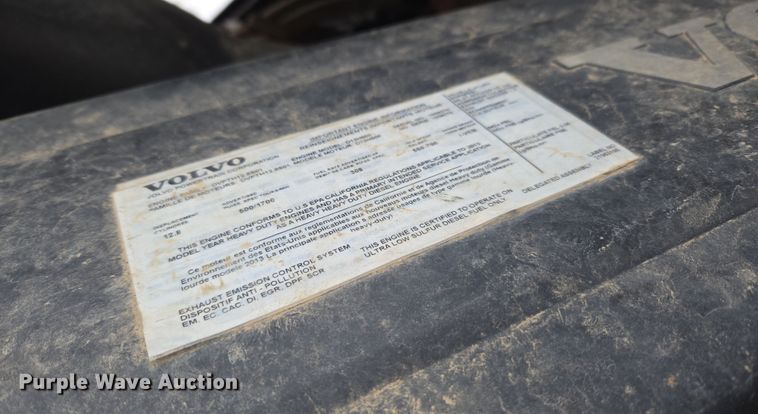 image for item DT7056 2014 Volvo VNM semi truck