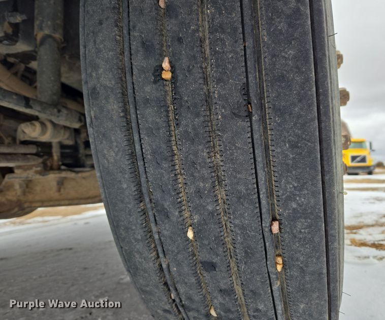 image for item DT7056 2014 Volvo VNM semi truck