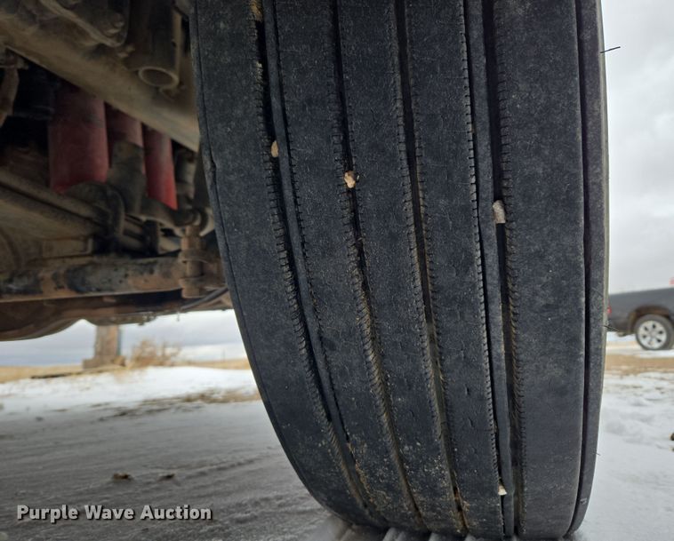 image for item DT7056 2014 Volvo VNM semi truck