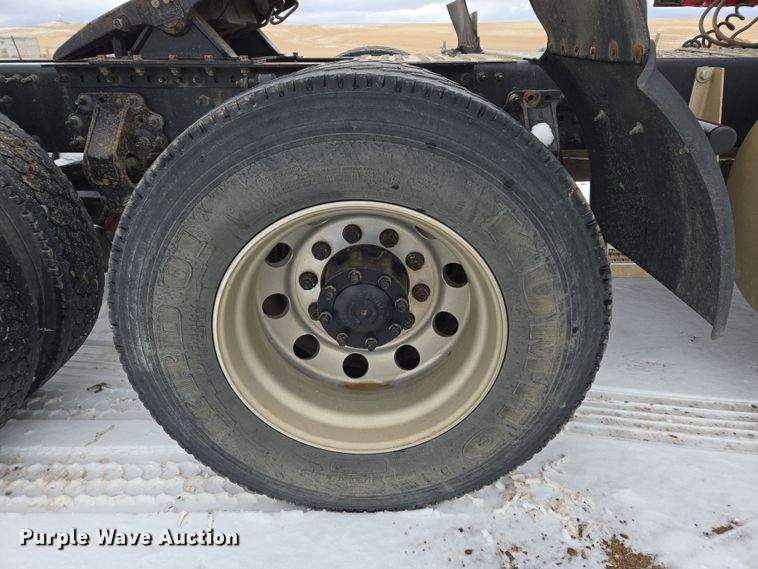 image for item DT7056 2014 Volvo VNM semi truck