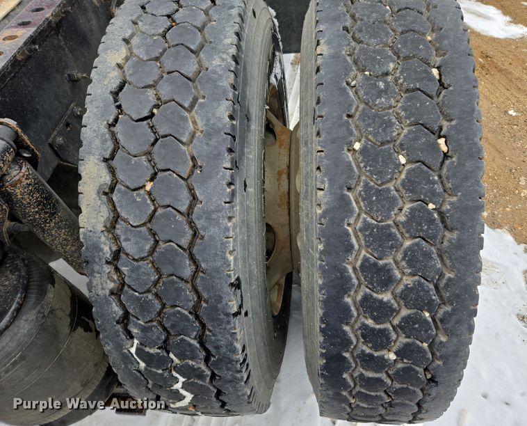 image for item DT7056 2014 Volvo VNM semi truck