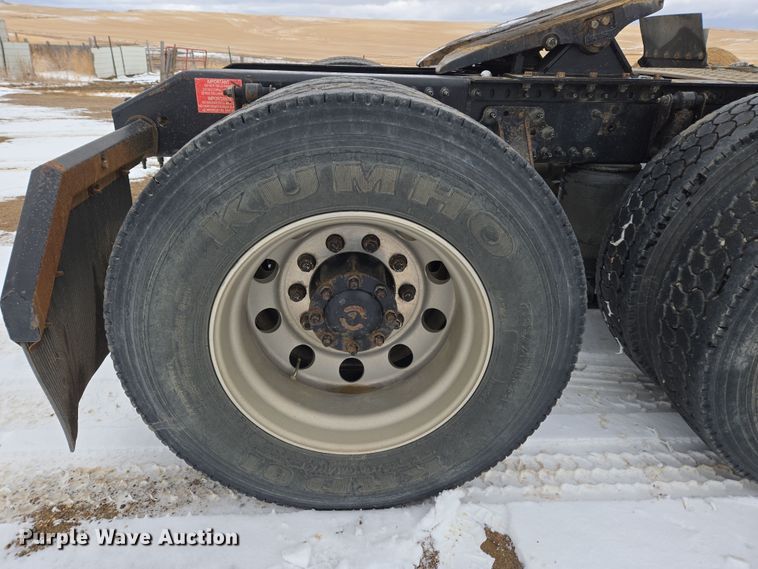 image for item DT7056 2014 Volvo VNM semi truck