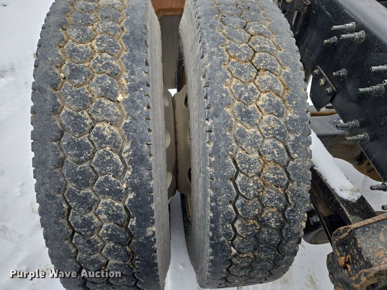 image for item DT7056 2014 Volvo VNM semi truck