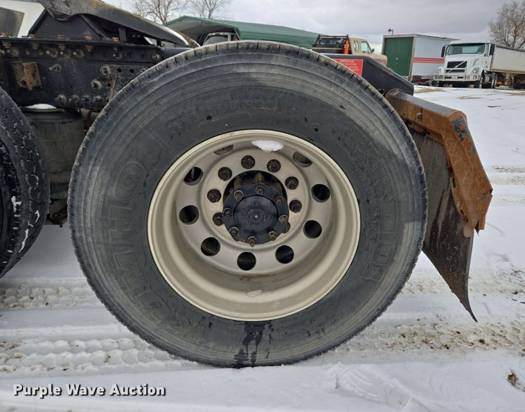 image for item DT7056 2014 Volvo VNM semi truck