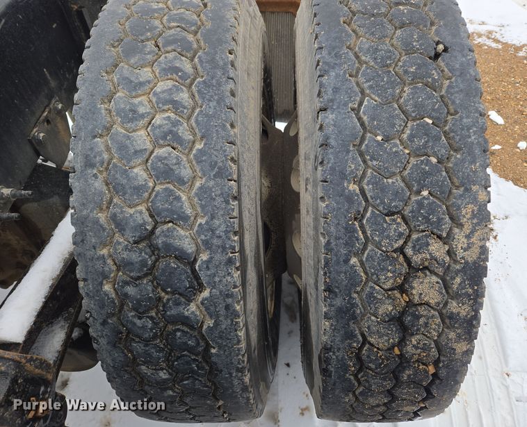 image for item DT7056 2014 Volvo VNM semi truck