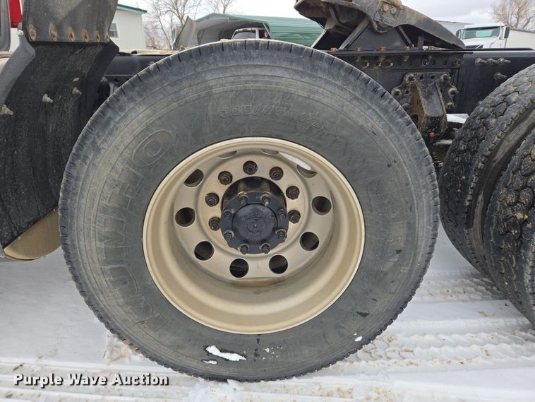 image for item DT7056 2014 Volvo VNM semi truck