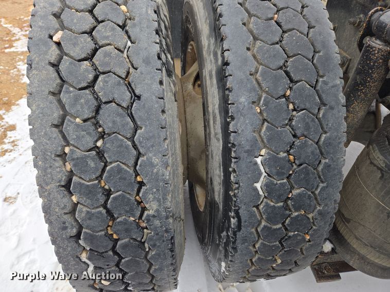 image for item DT7056 2014 Volvo VNM semi truck