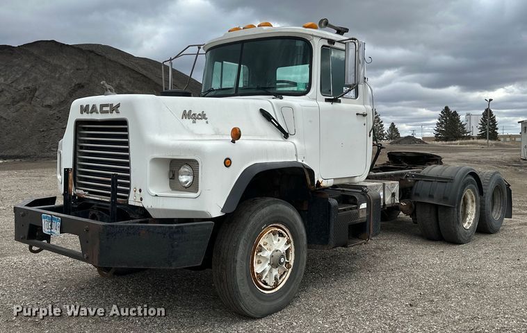 image for item DV0623 1995 Mack DM690S semi truck
