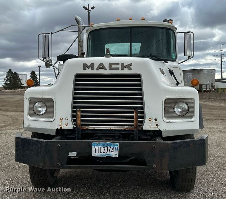 image for item DV0623 1995 Mack DM690S semi truck