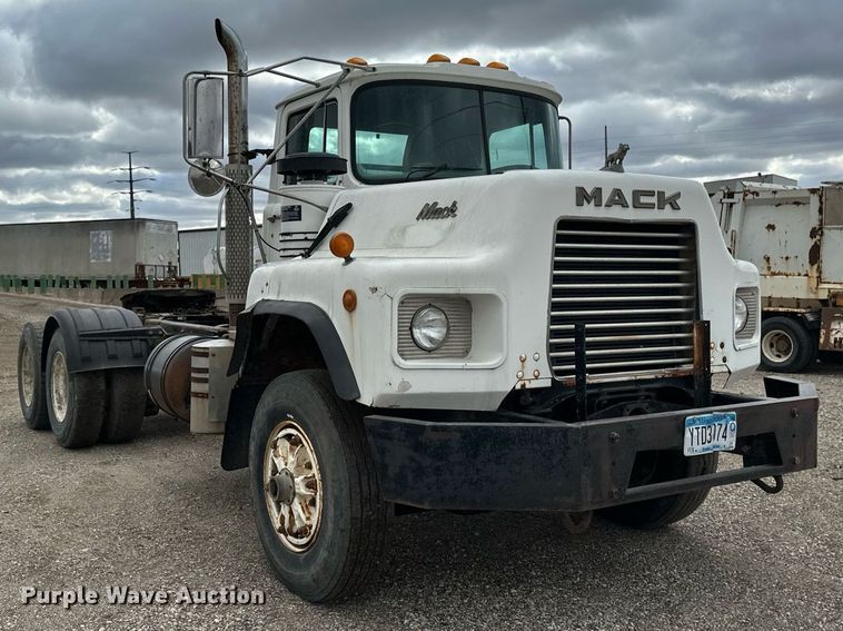 image for item DV0623 1995 Mack DM690S semi truck