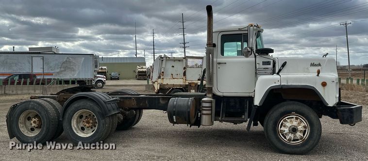 image for item DV0623 1995 Mack DM690S semi truck