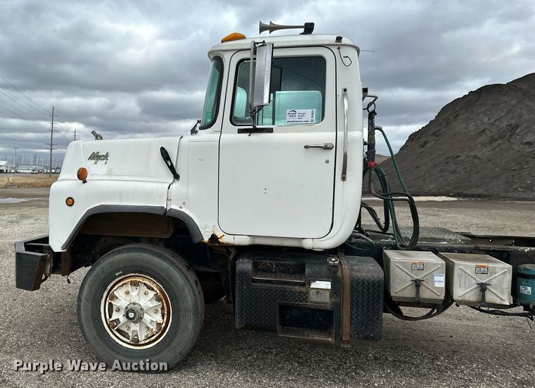 image for item DV0623 1995 Mack DM690S semi truck