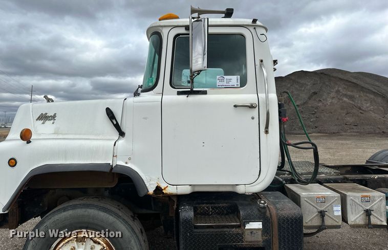 image for item DV0623 1995 Mack DM690S semi truck