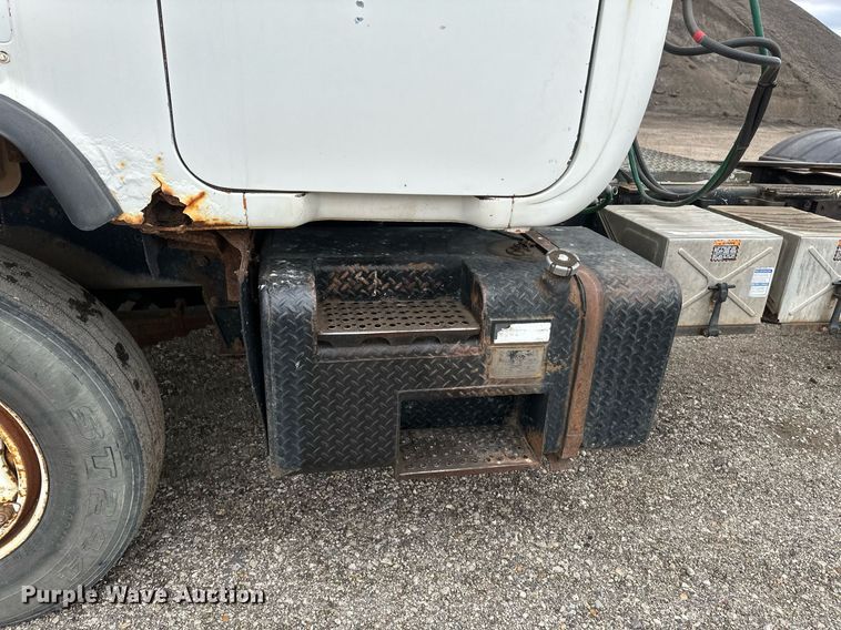 image for item DV0623 1995 Mack DM690S semi truck