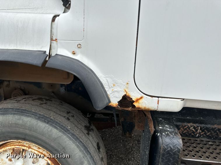 image for item DV0623 1995 Mack DM690S semi truck