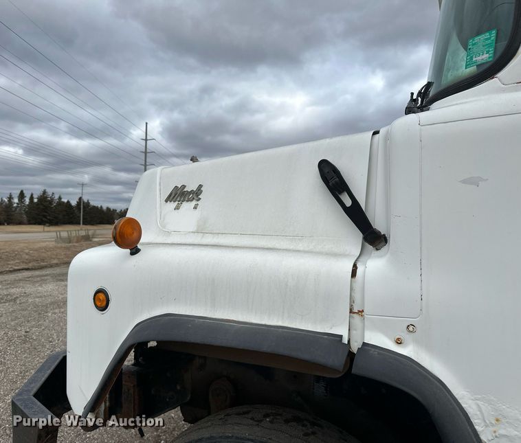 image for item DV0623 1995 Mack DM690S semi truck