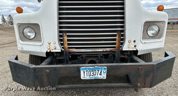 image for item DV0623 1995 Mack DM690S semi truck