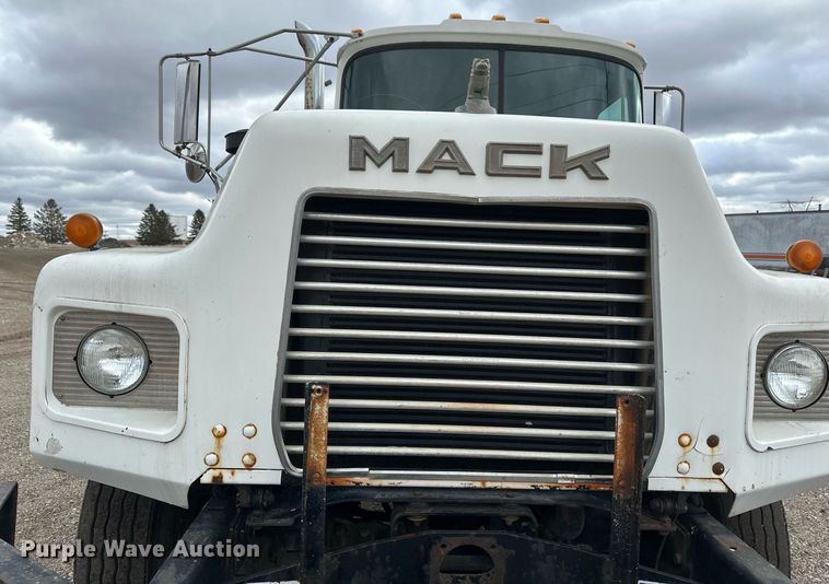 image for item DV0623 1995 Mack DM690S semi truck