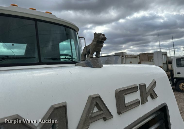 image for item DV0623 1995 Mack DM690S semi truck