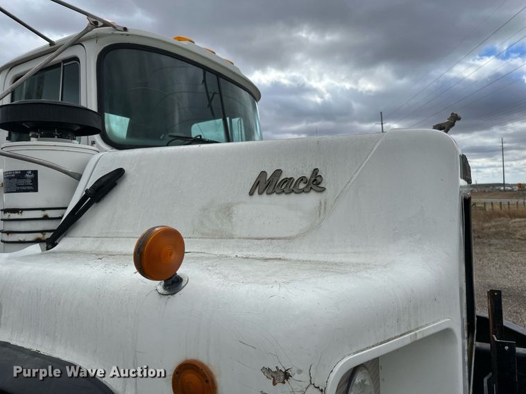 image for item DV0623 1995 Mack DM690S semi truck
