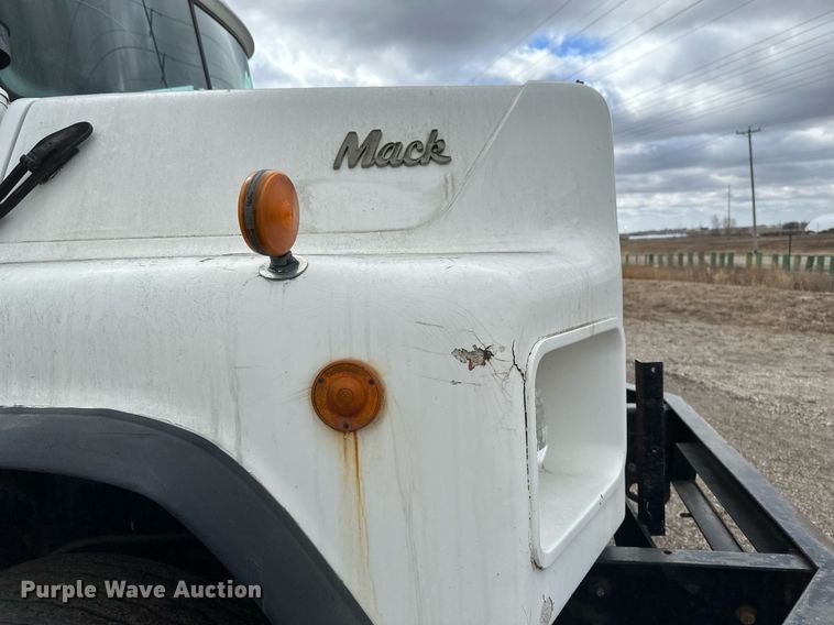 image for item DV0623 1995 Mack DM690S semi truck