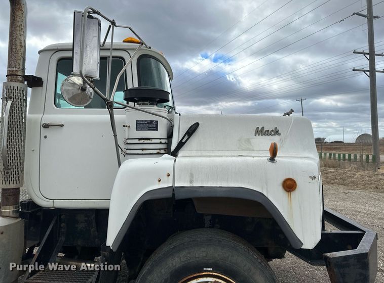 image for item DV0623 1995 Mack DM690S semi truck