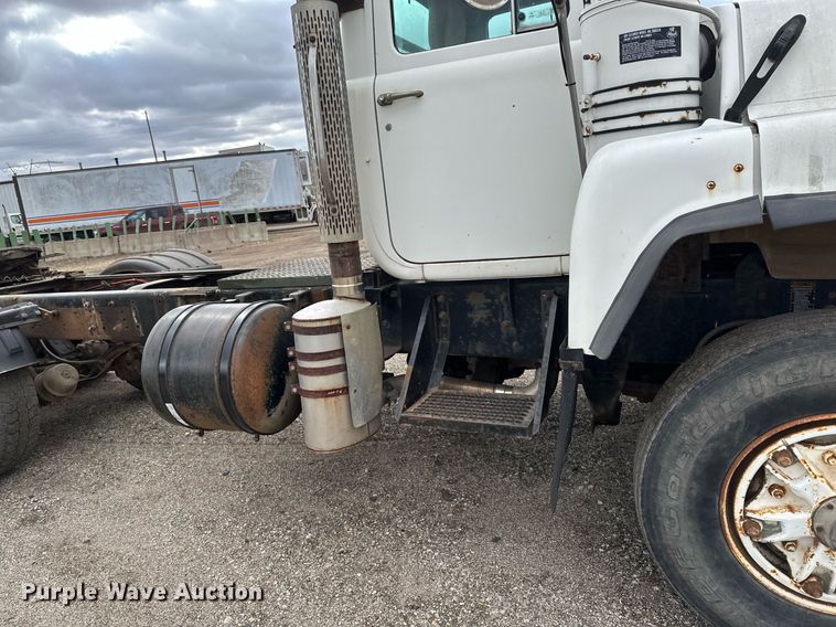 image for item DV0623 1995 Mack DM690S semi truck