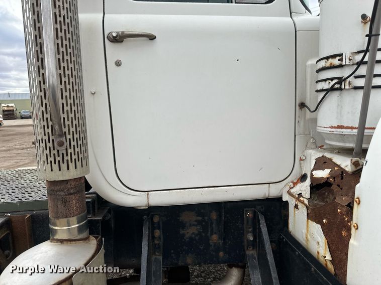 image for item DV0623 1995 Mack DM690S semi truck